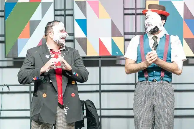 Bunte Kostüme und Live-Show