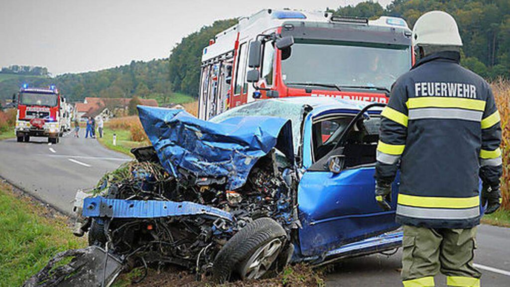 Verkehrsunfall in Südoststeiermark: Fünf betroffene Insassen nach Frontalkollision im Kirchberg